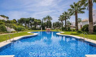 Stijlvol gerenoveerd appartement met zeezicht te koop in een exclusief strandcomplex in Los Monteros, Marbella Oost 778386 