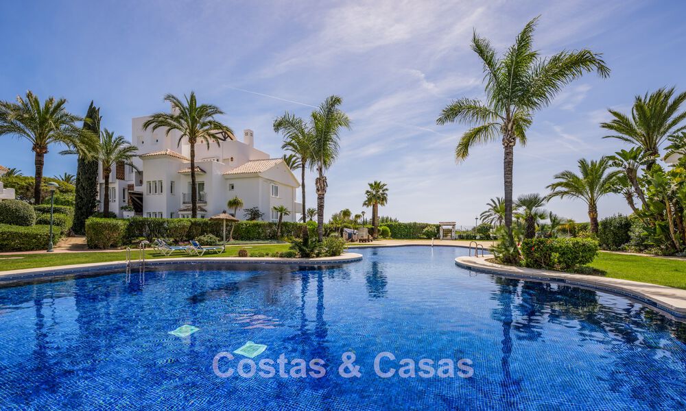 Stijlvol gerenoveerd appartement met zeezicht te koop in een exclusief strandcomplex in Los Monteros, Marbella Oost 778387