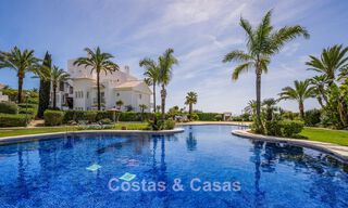 Stijlvol gerenoveerd appartement met zeezicht te koop in een exclusief strandcomplex in Los Monteros, Marbella Oost 778387 