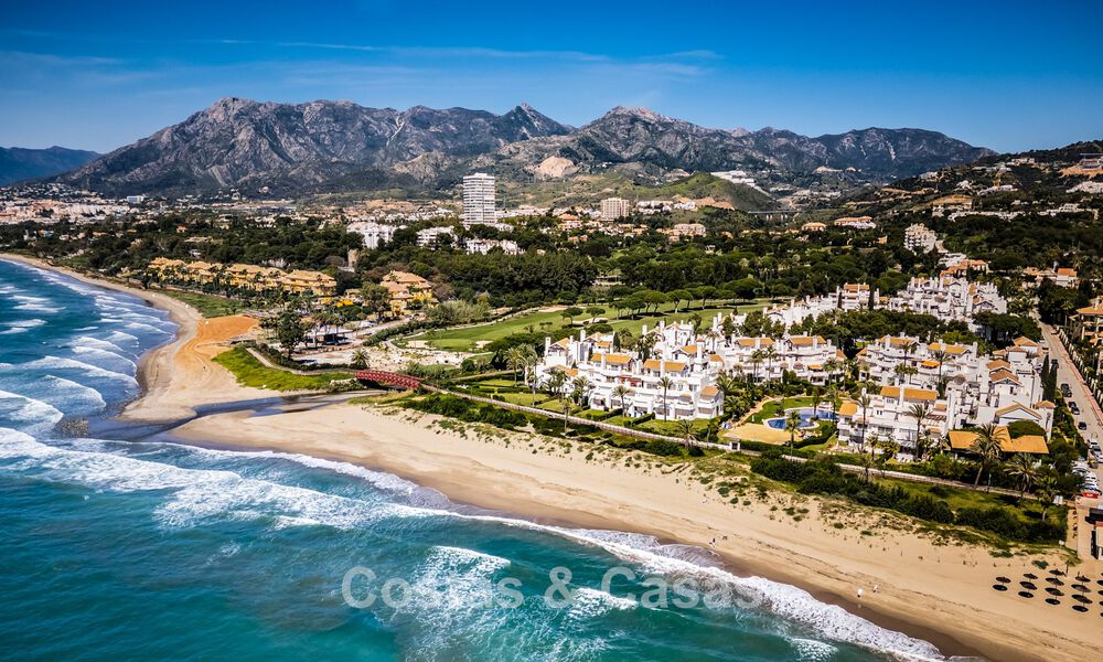 Stijlvol gerenoveerd appartement met zeezicht te koop in een exclusief strandcomplex in Los Monteros, Marbella Oost 778388