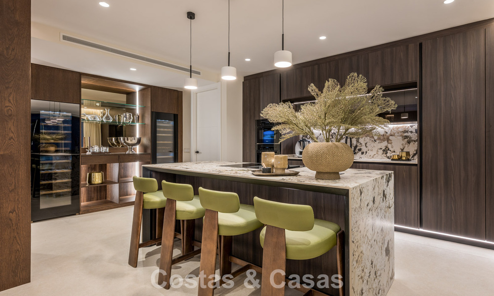 Stijlvol gerenoveerd appartement met zeezicht te koop in een exclusief strandcomplex in Los Monteros, Marbella Oost 778389