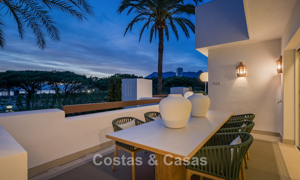 Stijlvol gerenoveerd appartement met zeezicht te koop in een exclusief strandcomplex in Los Monteros, Marbella Oost 778390