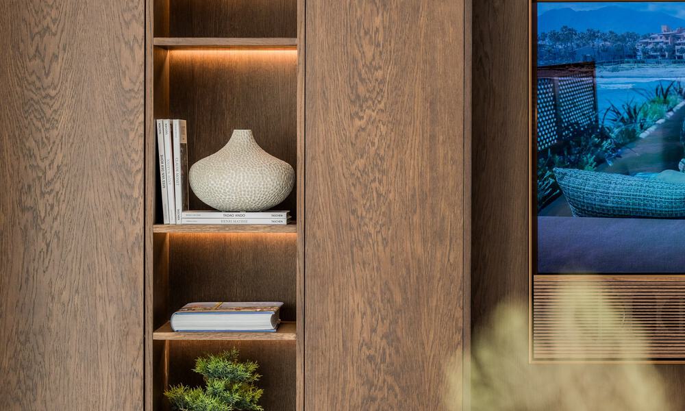 Stijlvol gerenoveerd appartement met zeezicht te koop in een exclusief strandcomplex in Los Monteros, Marbella Oost 778391