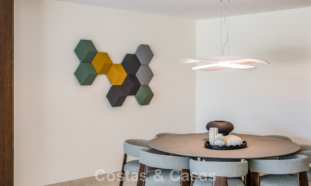 Stijlvol gerenoveerd appartement met zeezicht te koop in een exclusief strandcomplex in Los Monteros, Marbella Oost 778392