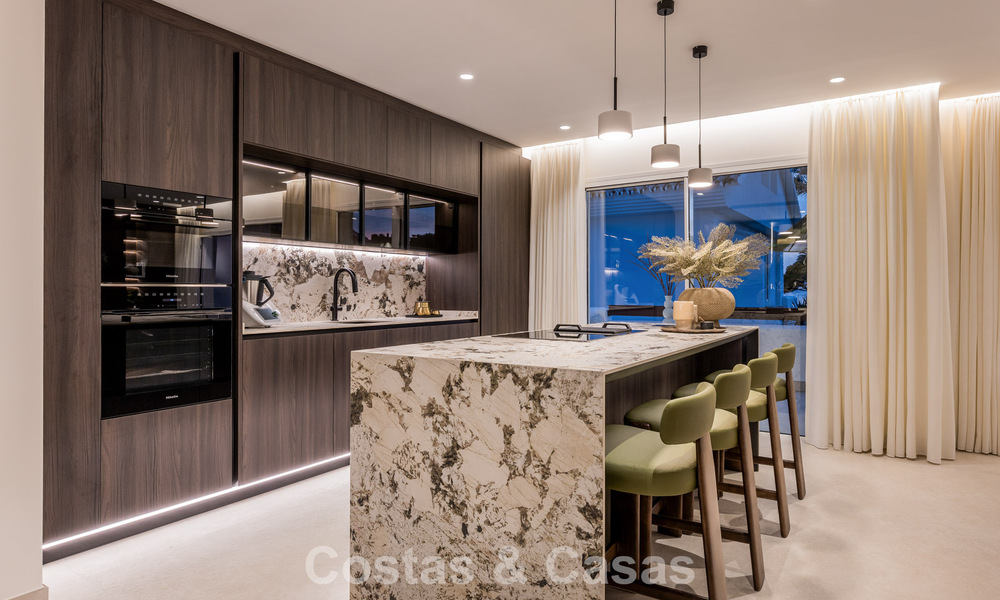 Stijlvol gerenoveerd appartement met zeezicht te koop in een exclusief strandcomplex in Los Monteros, Marbella Oost 778394