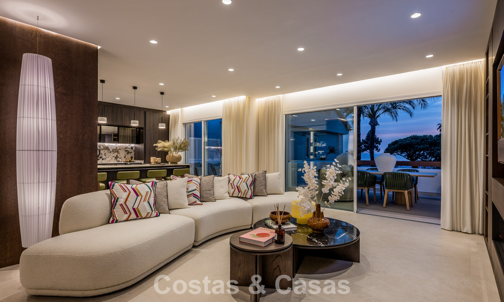 Stijlvol gerenoveerd appartement met zeezicht te koop in een exclusief strandcomplex in Los Monteros, Marbella Oost 778396