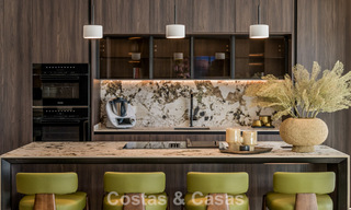 Stijlvol gerenoveerd appartement met zeezicht te koop in een exclusief strandcomplex in Los Monteros, Marbella Oost 778403 