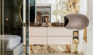 Stijlvol gerenoveerd appartement met zeezicht te koop in een exclusief strandcomplex in Los Monteros, Marbella Oost 778407 