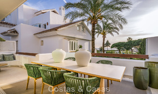 Stijlvol gerenoveerd appartement met zeezicht te koop in een exclusief strandcomplex in Los Monteros, Marbella Oost 778410 