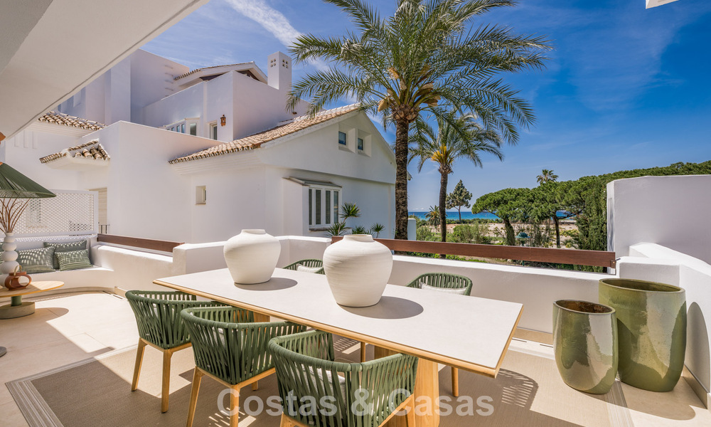 Stijlvol gerenoveerd appartement met zeezicht te koop in een exclusief strandcomplex in Los Monteros, Marbella Oost 778415