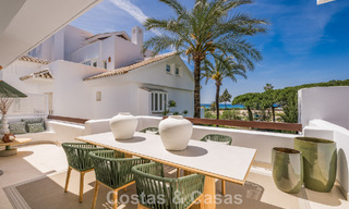 Stijlvol gerenoveerd appartement met zeezicht te koop in een exclusief strandcomplex in Los Monteros, Marbella Oost 778415 