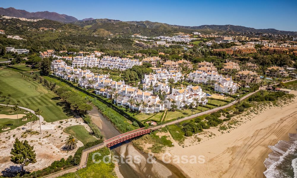 Stijlvol gerenoveerd appartement met zeezicht te koop in een exclusief strandcomplex in Los Monteros, Marbella Oost 778417