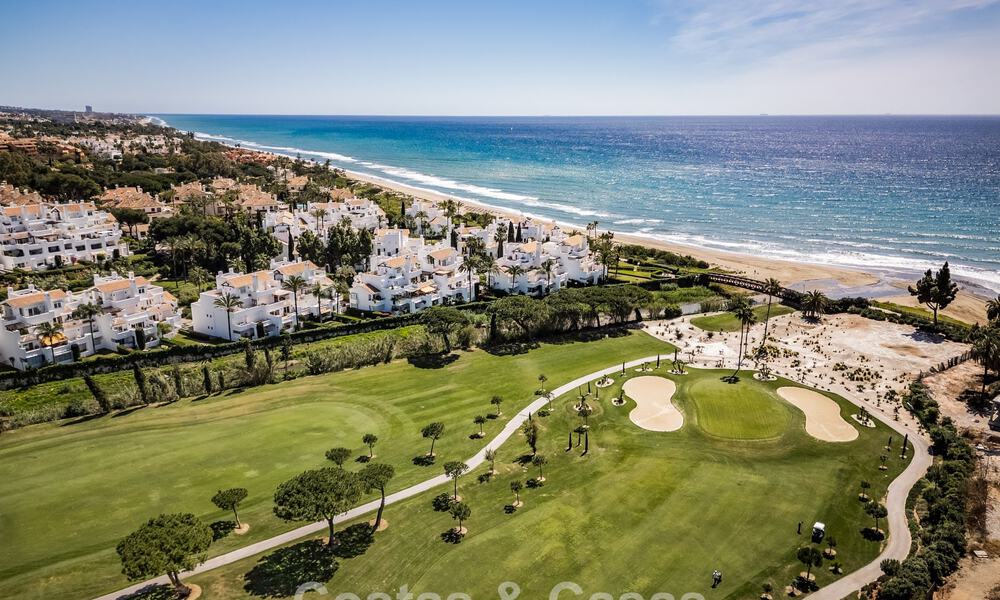 Stijlvol gerenoveerd appartement met zeezicht te koop in een exclusief strandcomplex in Los Monteros, Marbella Oost 778422