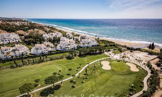 Stijlvol gerenoveerd appartement met zeezicht te koop in een exclusief strandcomplex in Los Monteros, Marbella Oost 778422 