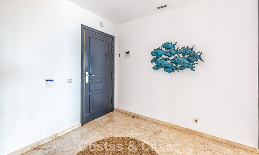 Ruim 3-slaapkamer appartement met panoramisch zeezicht te koop in een strandcomplex ten oosten van Marbella centrum 774640