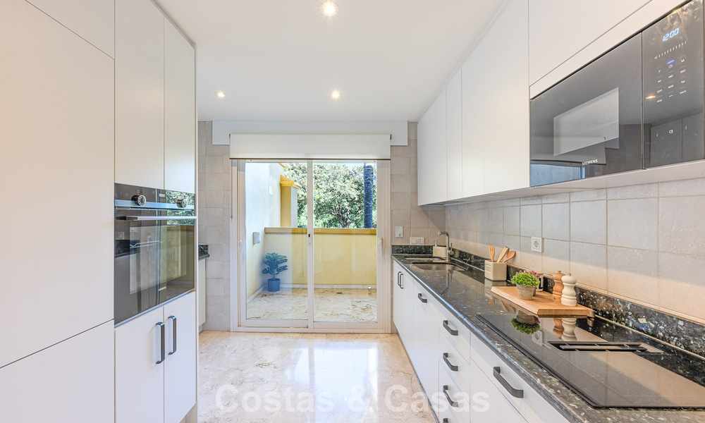Ruim 3-slaapkamer appartement met panoramisch zeezicht te koop in een strandcomplex ten oosten van Marbella centrum 774682
