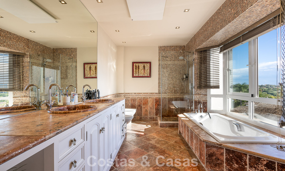 Prachtige villa in Spaanse stijl met prachtig uitzicht op zee te koop in Elviria, Oost Marbella 774744