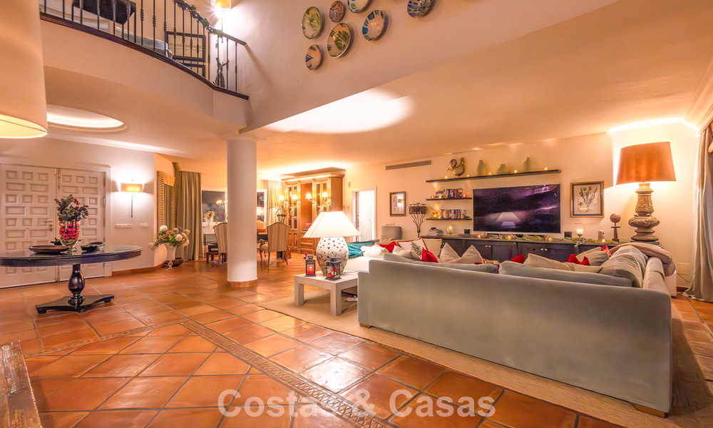 Prachtige villa in Spaanse stijl met prachtig uitzicht op zee te koop in Elviria, Oost Marbella 774811