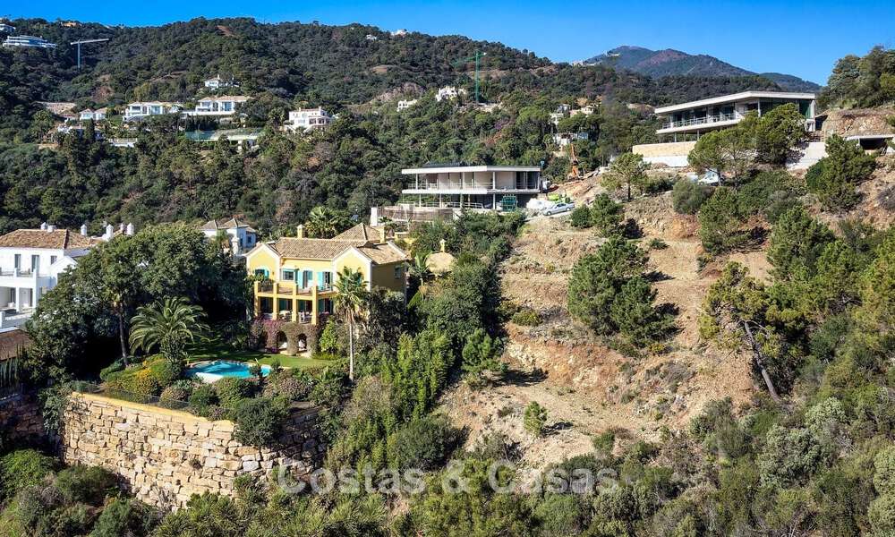 Andalusische luxevilla te koop, in de exclusieve en beveiligde omgeving van El Madroñal, Marbella - Benahavis 774820