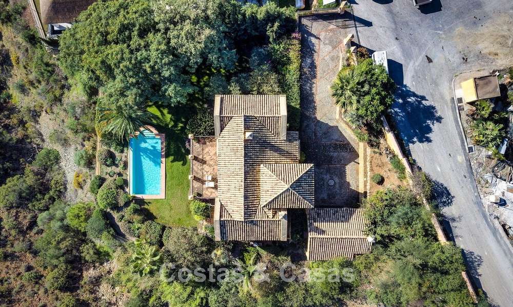 Andalusische luxevilla te koop, in de exclusieve en beveiligde omgeving van El Madroñal, Marbella - Benahavis 774824