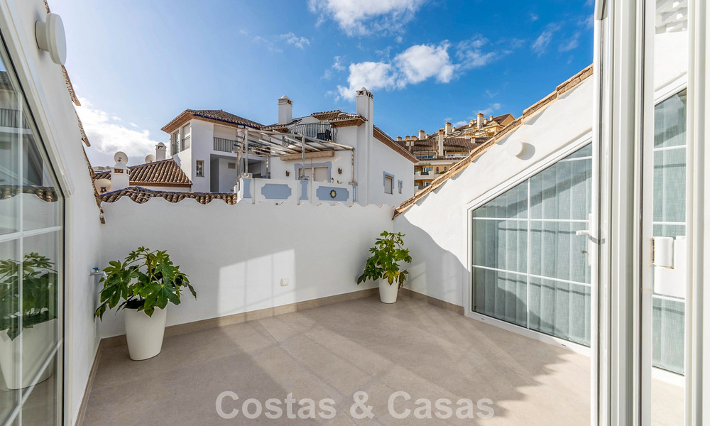 Prachtig dubbel penthouse met zeezicht te koop op loopafstand van Puerto Banus, Marbella 774886