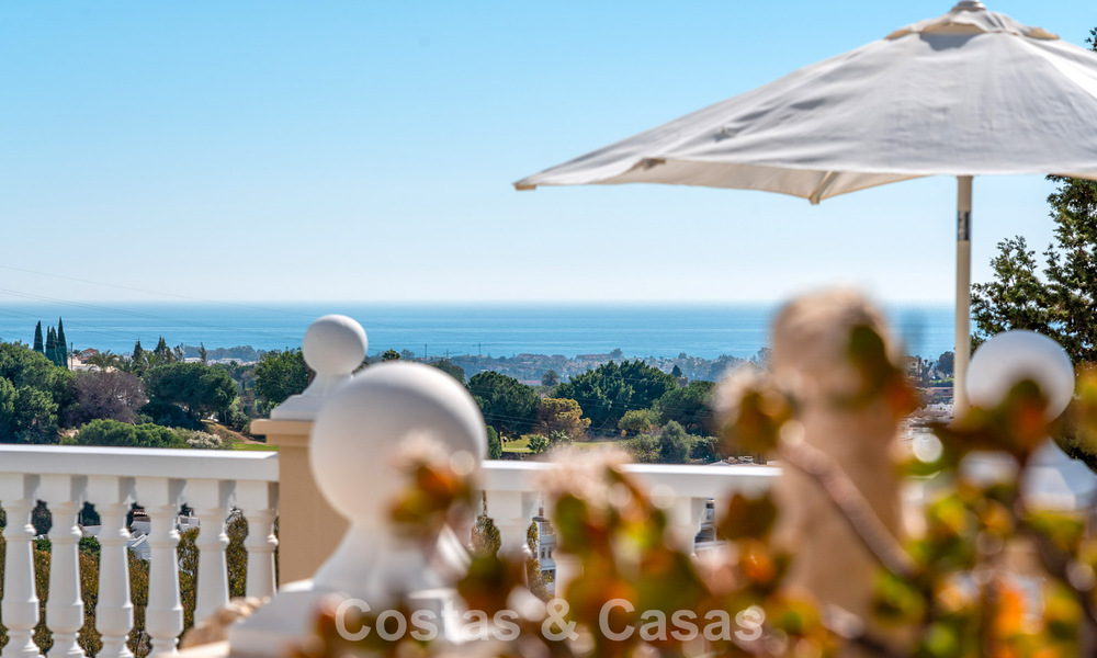 Klassieke mediterrane villa te koop met panoramisch zeezicht in een exclusieve, gated community in Marbella - Benahavis 774920