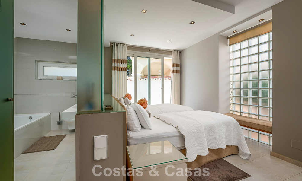 Klassieke mediterrane villa te koop met panoramisch zeezicht in een exclusieve, gated community in Marbella - Benahavis 774927