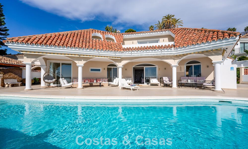Klassieke mediterrane villa te koop met panoramisch zeezicht in een exclusieve, gated community in Marbella - Benahavis 774943