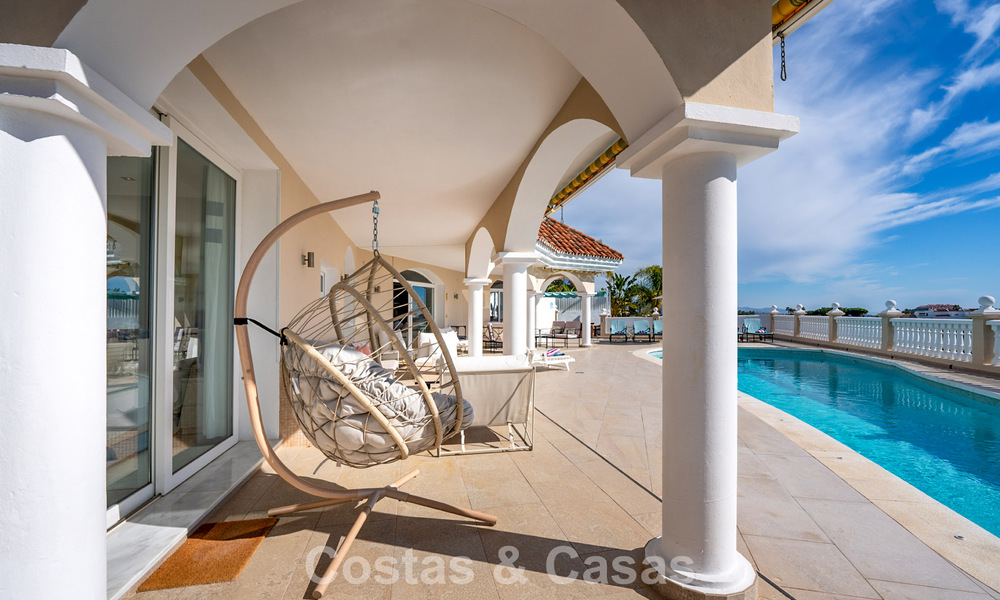 Klassieke mediterrane villa te koop met panoramisch zeezicht in een exclusieve, gated community in Marbella - Benahavis 774945