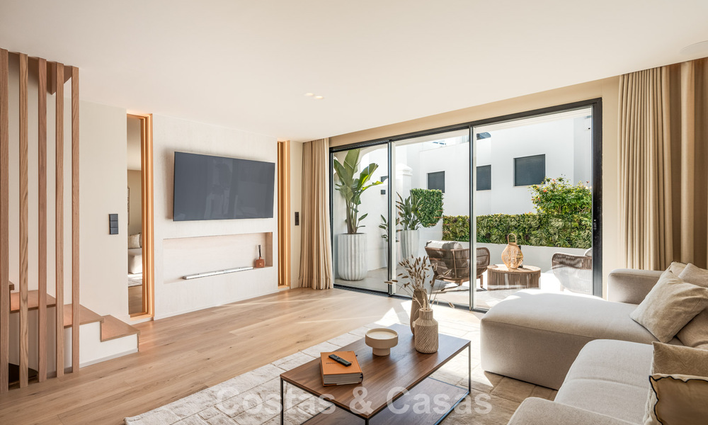 Luxueus gerenoveerd townhouse met zeezicht te koop, in een afgeschermde woonwijk op Marbella’s Golden Mile 774976