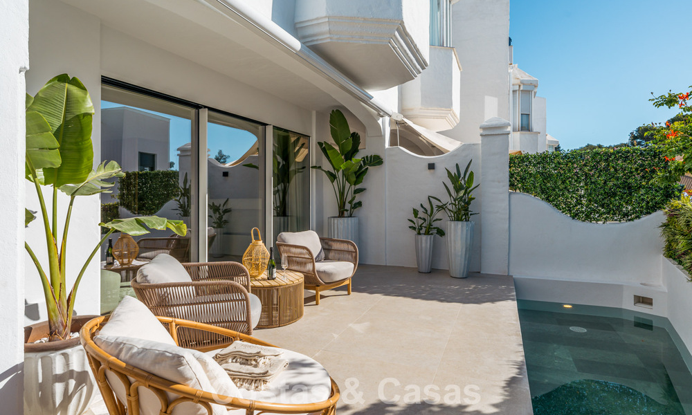 Luxueus gerenoveerd townhouse met zeezicht te koop, in een afgeschermde woonwijk op Marbella’s Golden Mile 774977