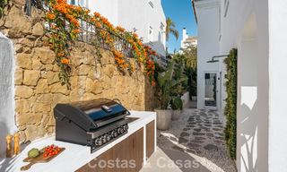 Luxueus gerenoveerd townhouse met zeezicht te koop, in een afgeschermde woonwijk op Marbella’s Golden Mile 774978 