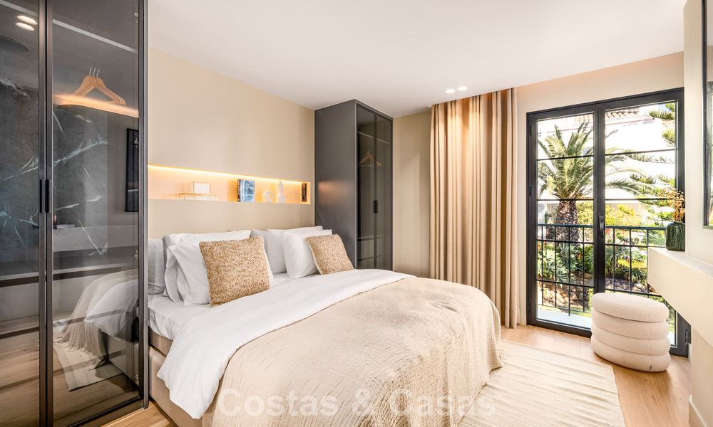 Luxueus gerenoveerd townhouse met zeezicht te koop, in een afgeschermde woonwijk op Marbella’s Golden Mile 774981