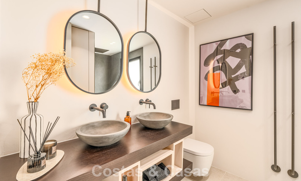Luxueus gerenoveerd townhouse met zeezicht te koop, in een afgeschermde woonwijk op Marbella’s Golden Mile 774982