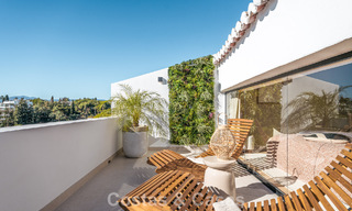 Luxueus gerenoveerd townhouse met zeezicht te koop, in een afgeschermde woonwijk op Marbella’s Golden Mile 774986 