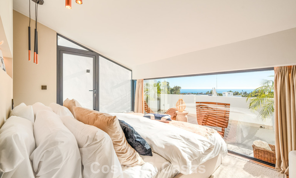 Luxueus gerenoveerd townhouse met zeezicht te koop, in een afgeschermde woonwijk op Marbella’s Golden Mile 774997
