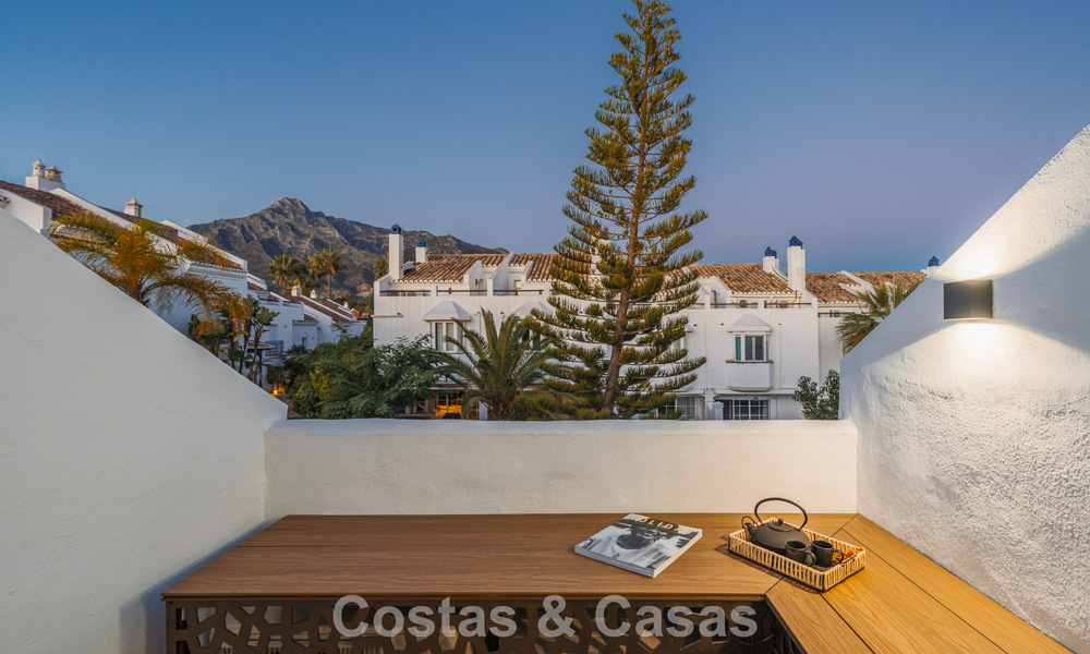Luxueus gerenoveerd townhouse met zeezicht te koop, in een afgeschermde woonwijk op Marbella’s Golden Mile 774999