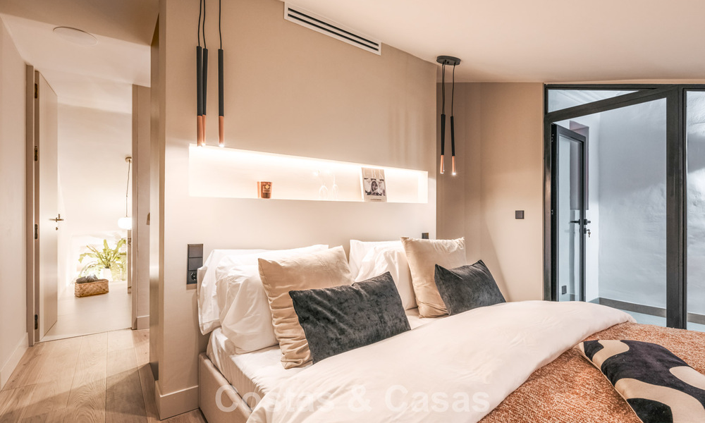 Luxueus gerenoveerd townhouse met zeezicht te koop, in een afgeschermde woonwijk op Marbella’s Golden Mile 775004