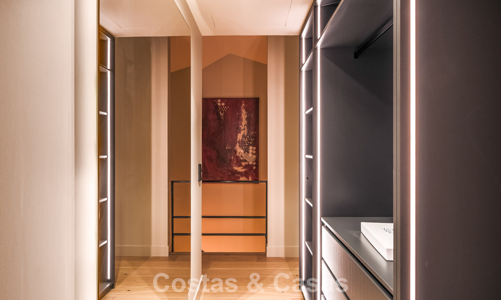 Luxueus gerenoveerd townhouse met zeezicht te koop, in een afgeschermde woonwijk op Marbella’s Golden Mile 775005