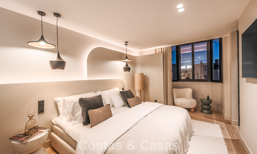 Luxueus gerenoveerd townhouse met zeezicht te koop, in een afgeschermde woonwijk op Marbella’s Golden Mile 775008