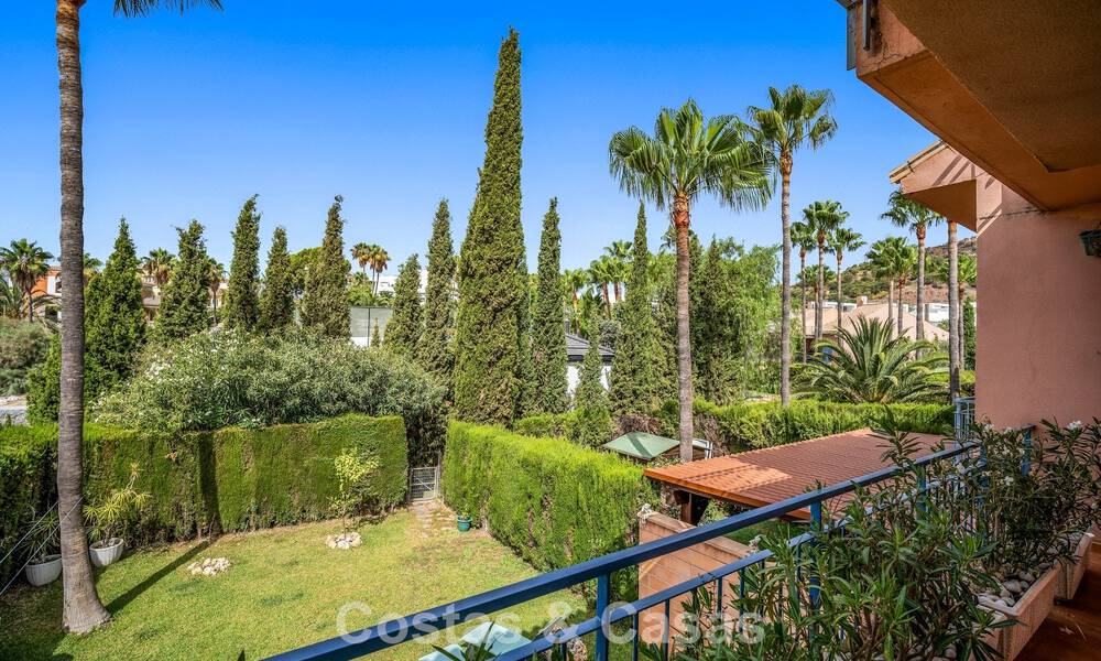 Ruim herenhuis met privétuin te koop, omgeven door golfbanen in Nueva Andalucia, Marbella 775071