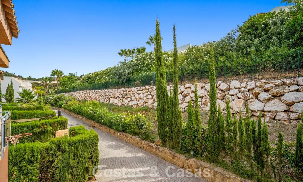 Ruim herenhuis met privétuin te koop, omgeven door golfbanen in Nueva Andalucia, Marbella 775077