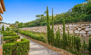 Ruim herenhuis met privétuin te koop, omgeven door golfbanen in Nueva Andalucia, Marbella 775077 