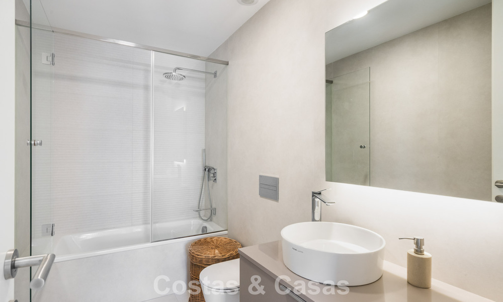 Instapklaar, modern, eerstelijnsstrand appartement te koop in Estepona, Costa del Sol 775095