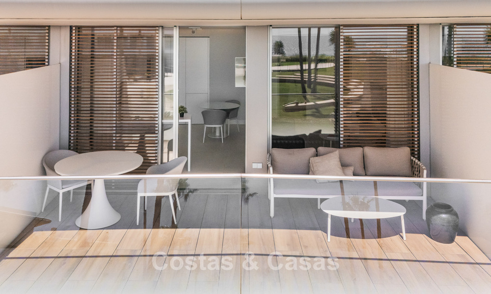 Instapklaar, modern, eerstelijnsstrand appartement te koop in Estepona, Costa del Sol 775109