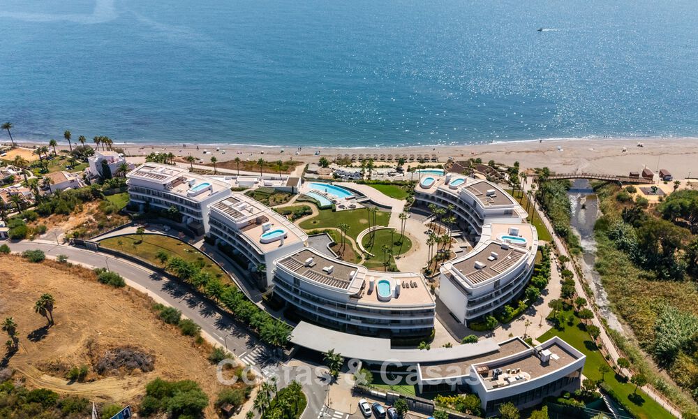 Instapklaar, modern, eerstelijnsstrand appartement te koop in Estepona, Costa del Sol 775111