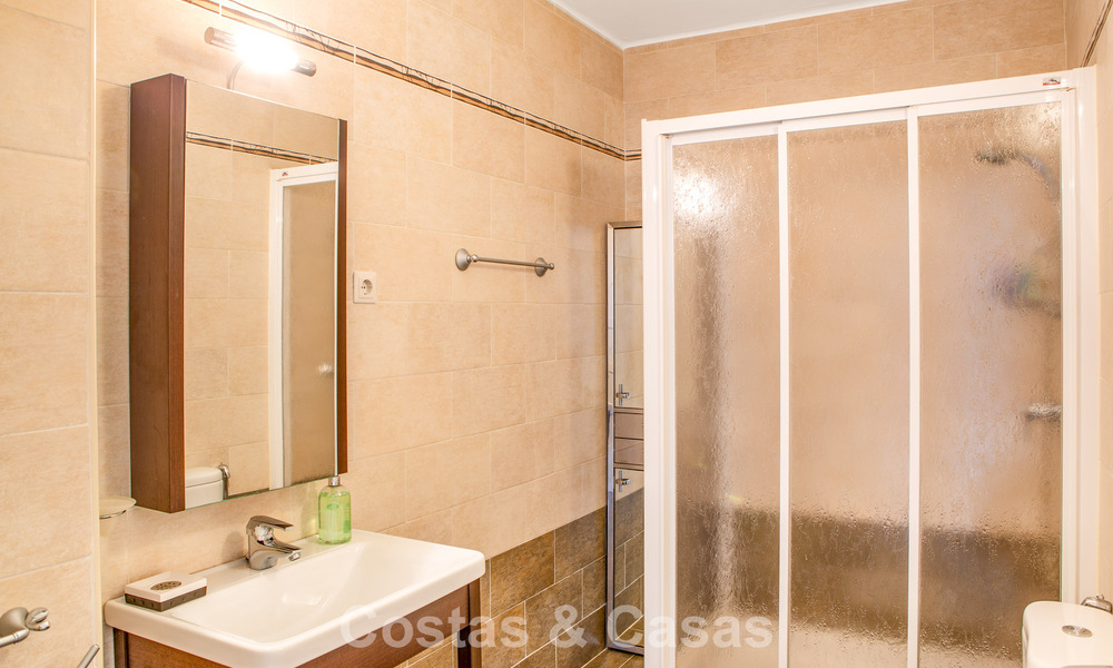 Ruim 4-slaapkamer townhouse met prachtig zeezicht te koop gelegen in Marbella Oost 775134