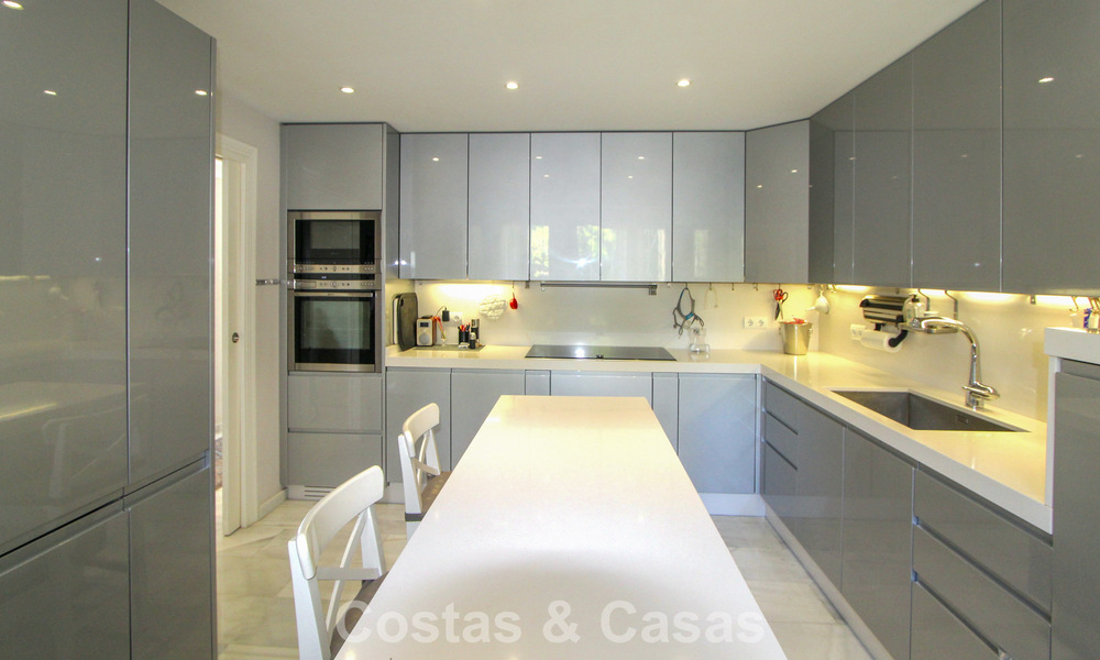 Eerstelijnsstrand appartement met fenomenaal uitzicht te koop in Marbella centrum 775057