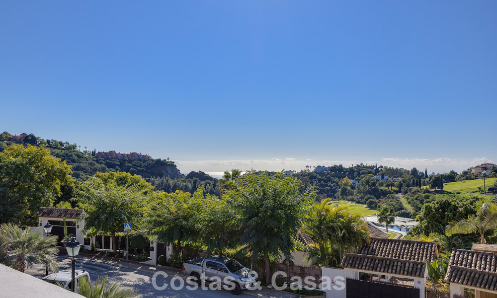 Ruim townhouse met prachtig golf- en zeezicht te koop, in een exclusieve golfurbanisatie in Benahavis - Marbella 775194