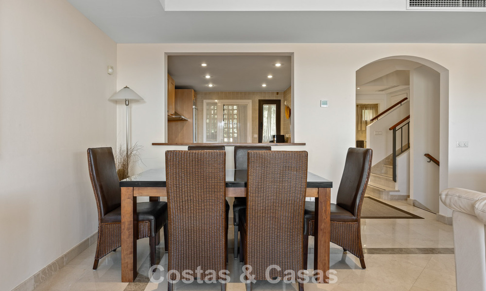 Ruim townhouse met prachtig golf- en zeezicht te koop, in een exclusieve golfurbanisatie in Benahavis - Marbella 775200